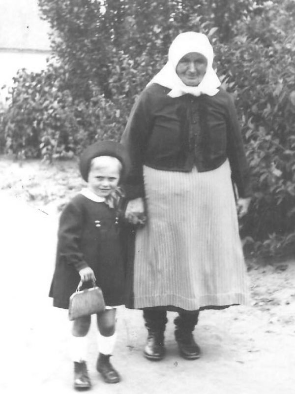 Josefa Ištvánková, rozená Maděryčová s vnučkou Marií Hlaváčovou, provdanou Hradilovou